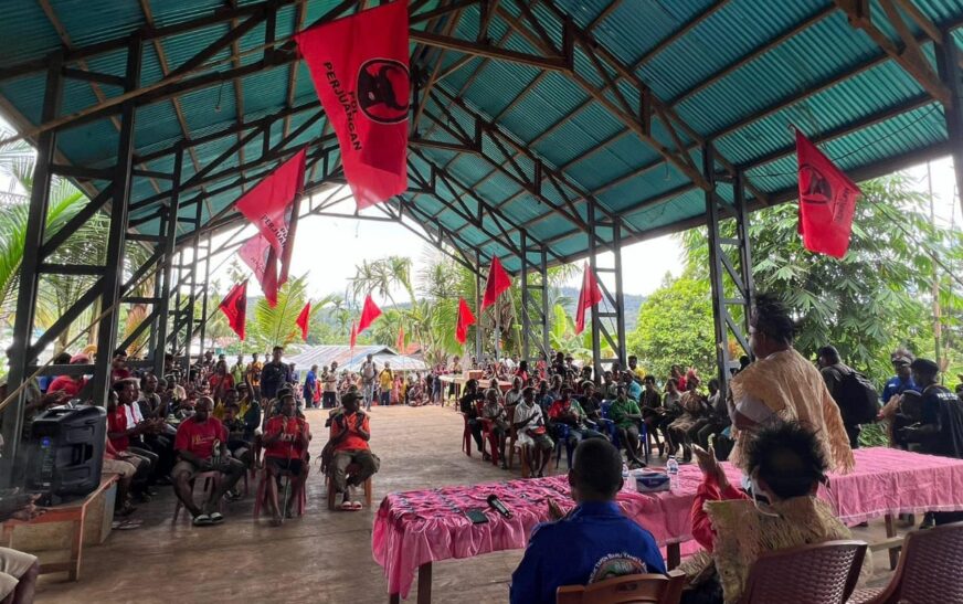 Tatap Muka di Kosiwo, Benyamin & Roi Kukuhkan Dukungan untuk Yapen yang Lebih Baik