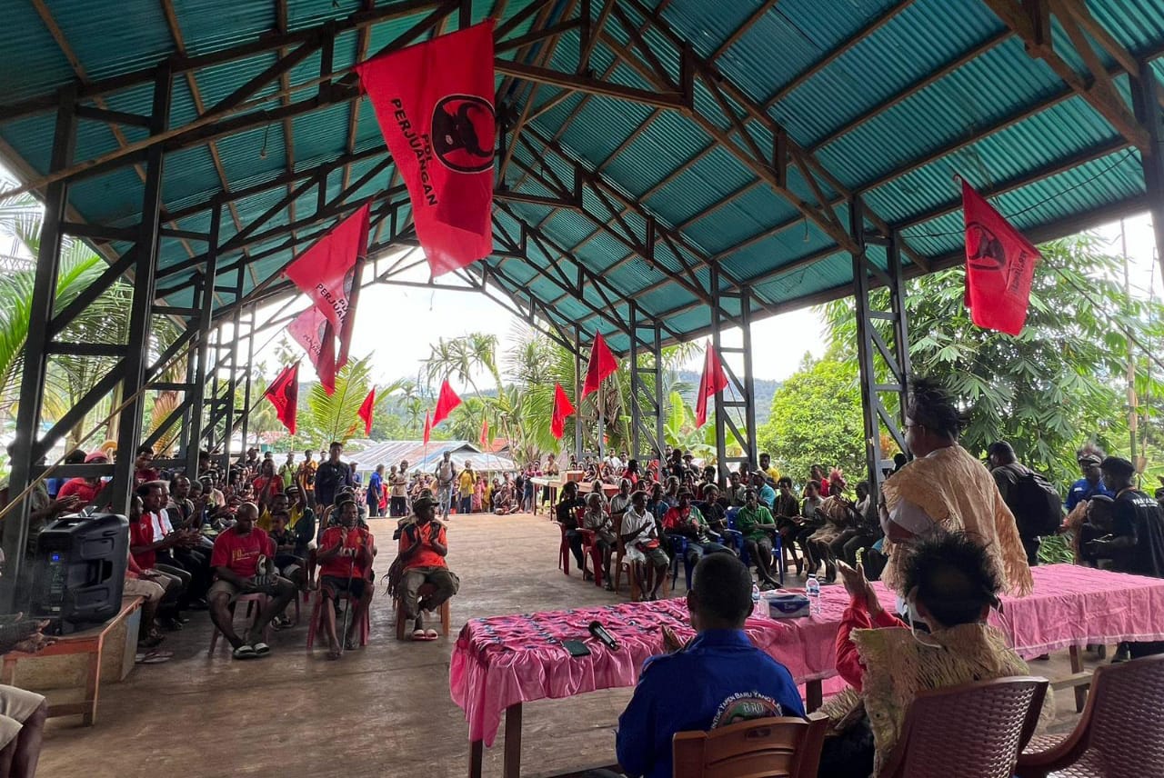 Tatap Muka di Kosiwo, Benyamin & Roi Kukuhkan Dukungan untuk Yapen yang Lebih Baik