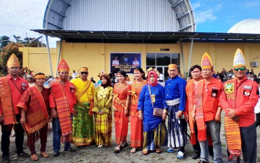 Meriah! Bupati dan Wakil Bupati Kepulauan Yapen Disambut Antusias di Bandara Serui